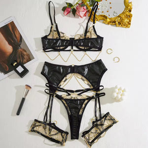 Lingerie Luxo com Correntes Douradas – Um espetáculo de brilho e ousadia