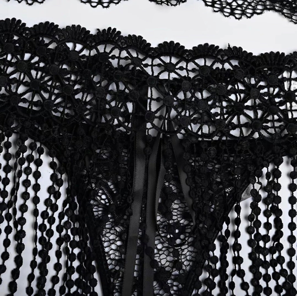 Lingerie com bojo, acompanha saia e luvas de renda