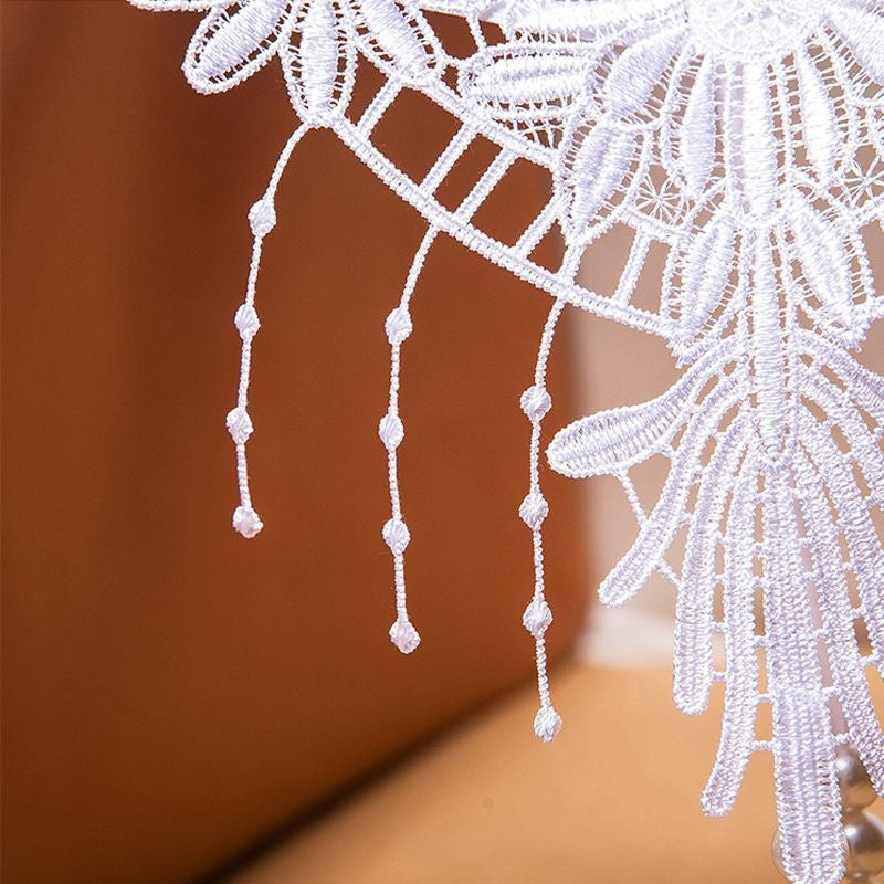 Calcinha com pérolas e bordados em flores