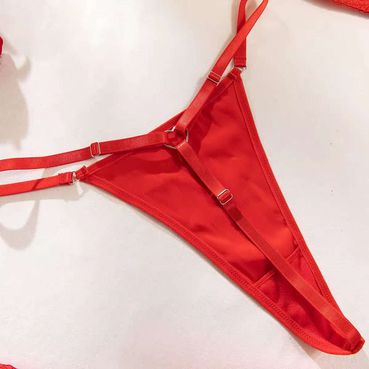 Lingerie Red Seduction – Com Saia de Cetim, Ligas e Fio Dental Regulável