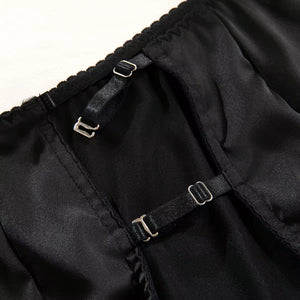 Lingerie Red Seduction – Com Saia de Cetim, Ligas e Fio Dental Regulável