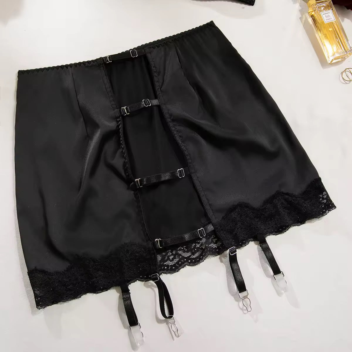 Lingerie Red Seduction – Com Saia de Cetim, Ligas e Fio Dental Regulável