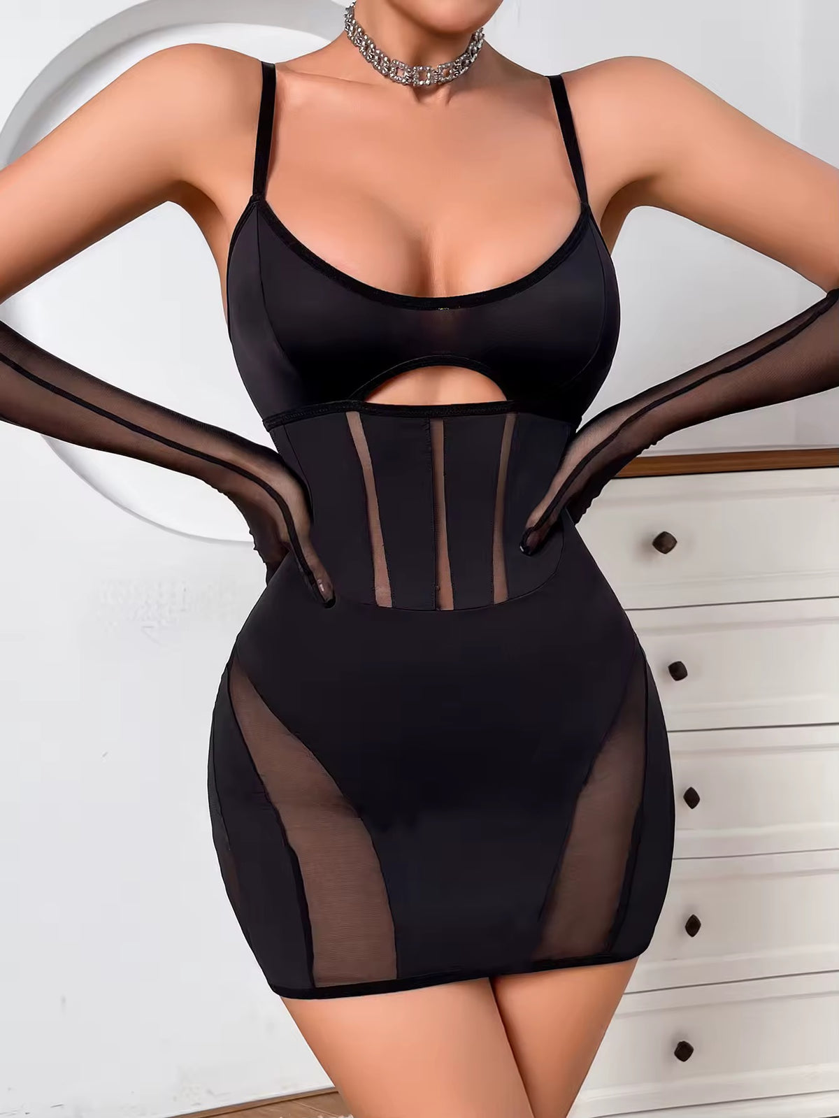 Vestido Black Hypnotic com Luvas - Recortes Sensuais e Ajuste Perfeito