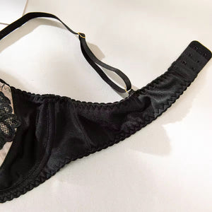 Lingerie Rosé Encanto – Cetim com Bordado Floral e Cinta-Liga