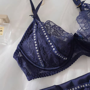 Lingerie Azul Noite com Cinta-Liga – Brilho e mistério em um só visual