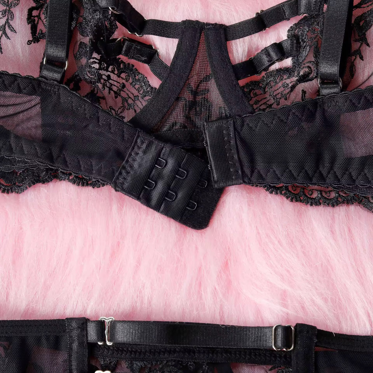 Lingerie Black Secret – Renda Floral com Strappy e Cinta-Liga