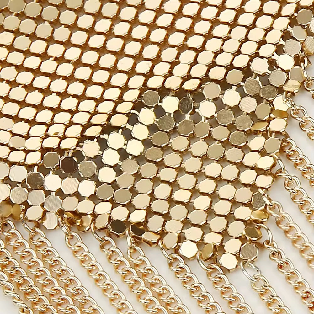 Tapa-Seios Metálico com Franjas – Efeito Cobra de Luxo