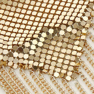Tapa-Seios Metálico com Franjas – Efeito Cobra de Luxo