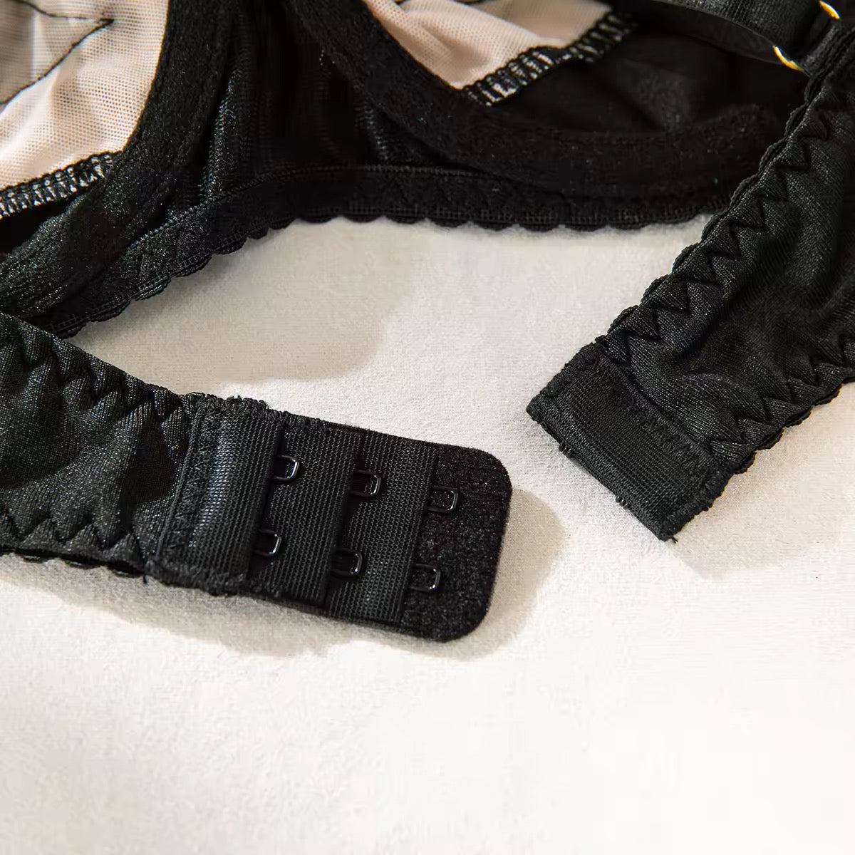 Lingerie Rosé Encanto – Cetim com Bordado Floral e Cinta-Liga