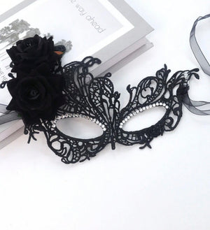 Máscara Borboleta Black Luxo com Cristais e Rosas Laterais