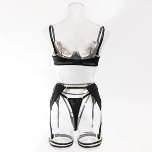 Lingerie Rosé Encanto – Cetim com Bordado Floral e Cinta-Liga