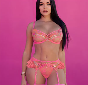 Lingerie Rosa Bordada – Doçura com atitude em cada fio