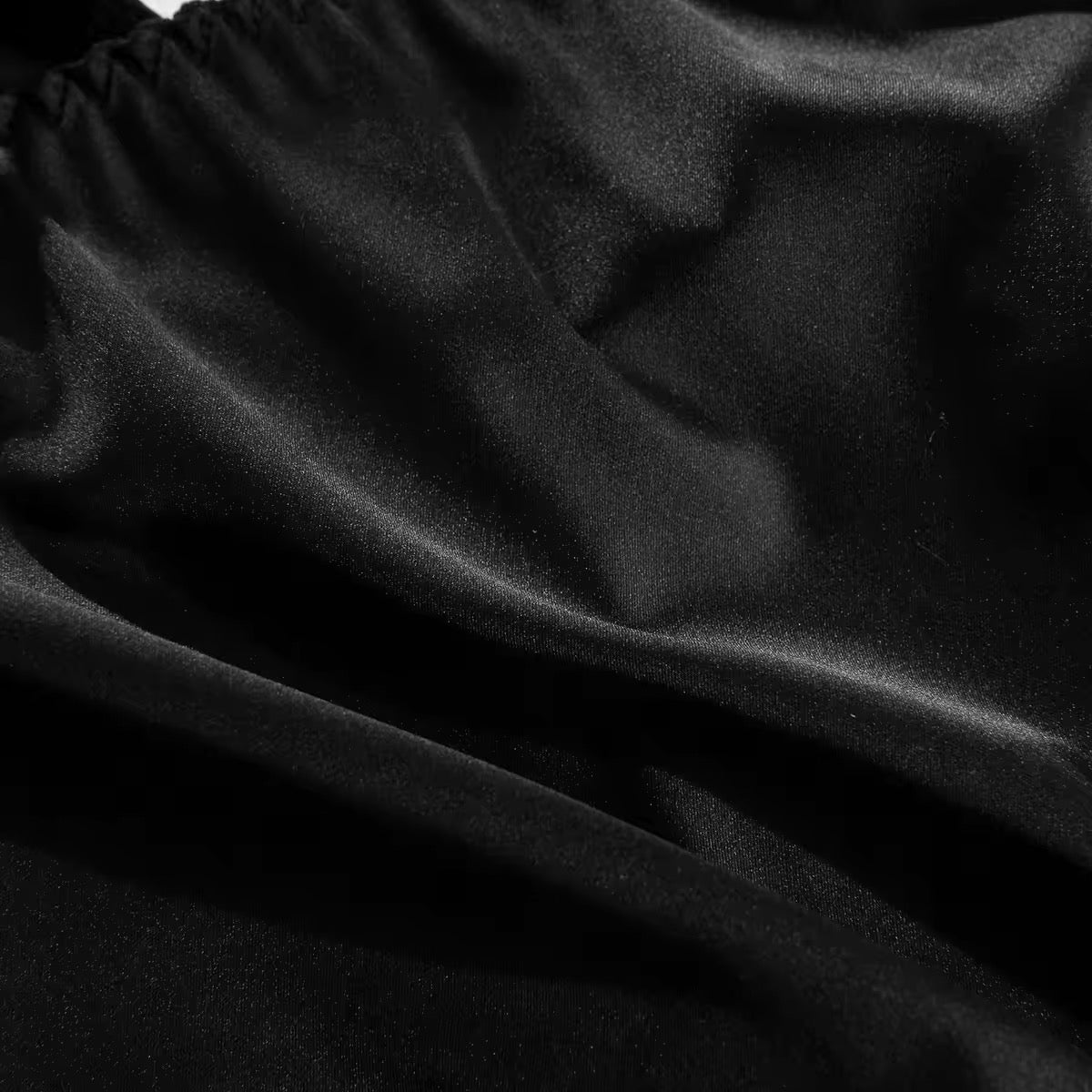 Lingerie Red Seduction – Com Saia de Cetim, Ligas e Fio Dental Regulável