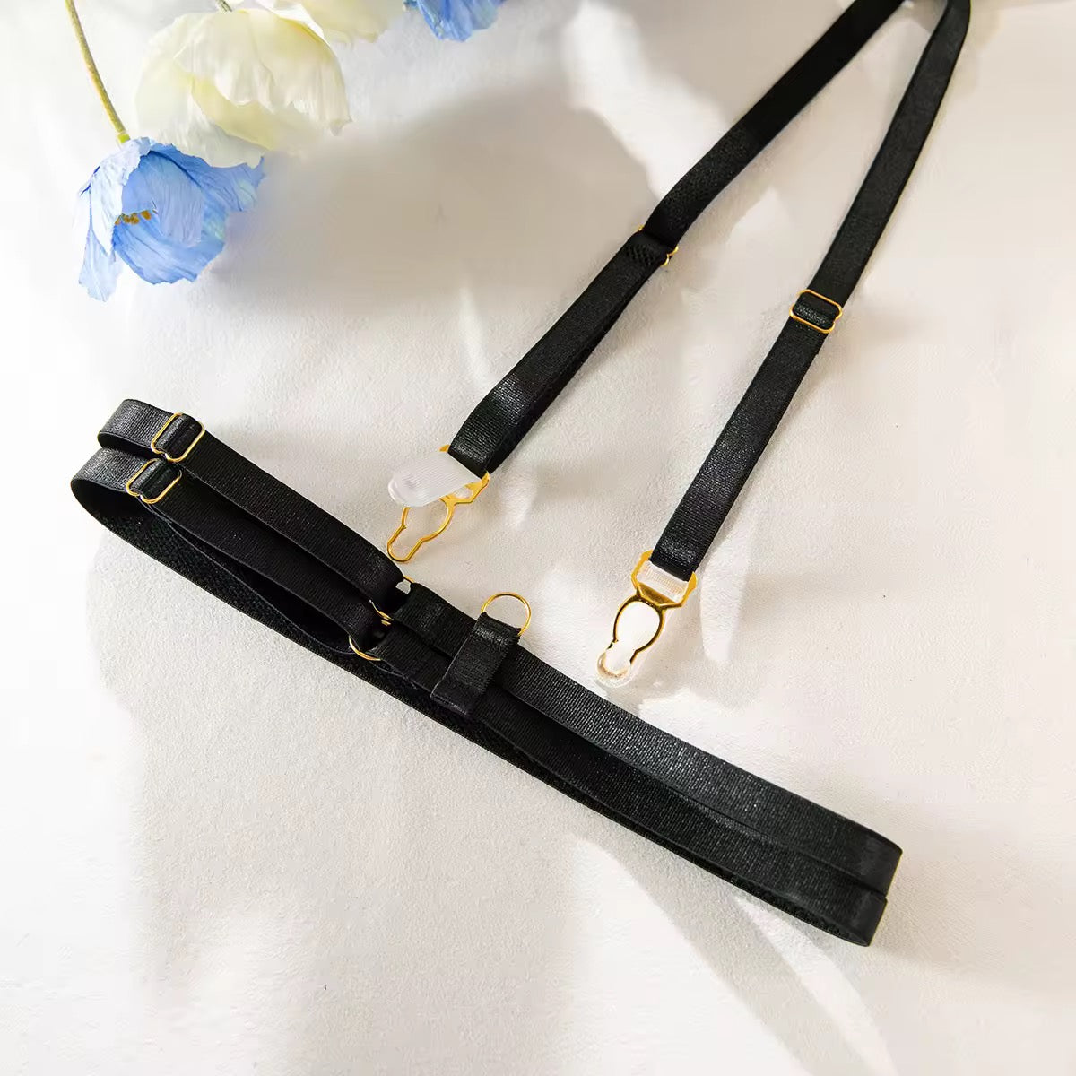 Lingerie Rosé Encanto – Cetim com Bordado Floral e Cinta-Liga