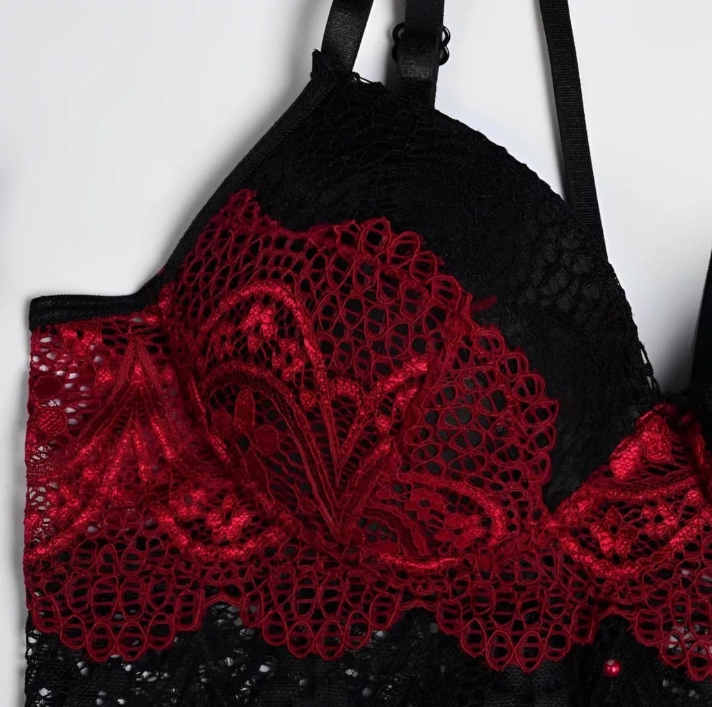 Lingerie com bojo, acompanha saia e luvas de renda