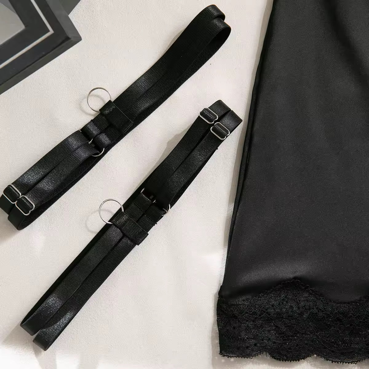 Lingerie Red Seduction – Com Saia de Cetim, Ligas e Fio Dental Regulável