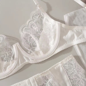 Lingerie Branca Clássica com Cinta Liga – Sofisticação em cada detalhe