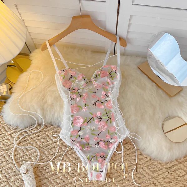Body com bordados em flores