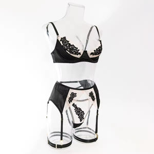 Lingerie Rosé Encanto – Cetim com Bordado Floral e Cinta-Liga