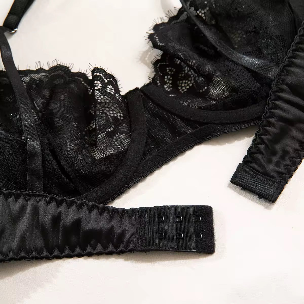 Lingerie Red Seduction – Com Saia de Cetim, Ligas e Fio Dental Regulável