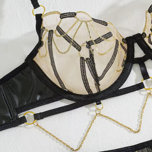 Lingerie Luxo com Correntes Douradas – Um espetáculo de brilho e ousadia