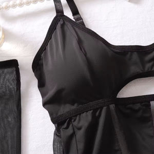 Vestido Black Hypnotic com Luvas - Recortes Sensuais e Ajuste Perfeito