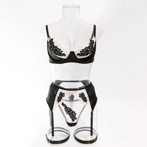 Lingerie Rosé Encanto – Cetim com Bordado Floral e Cinta-Liga