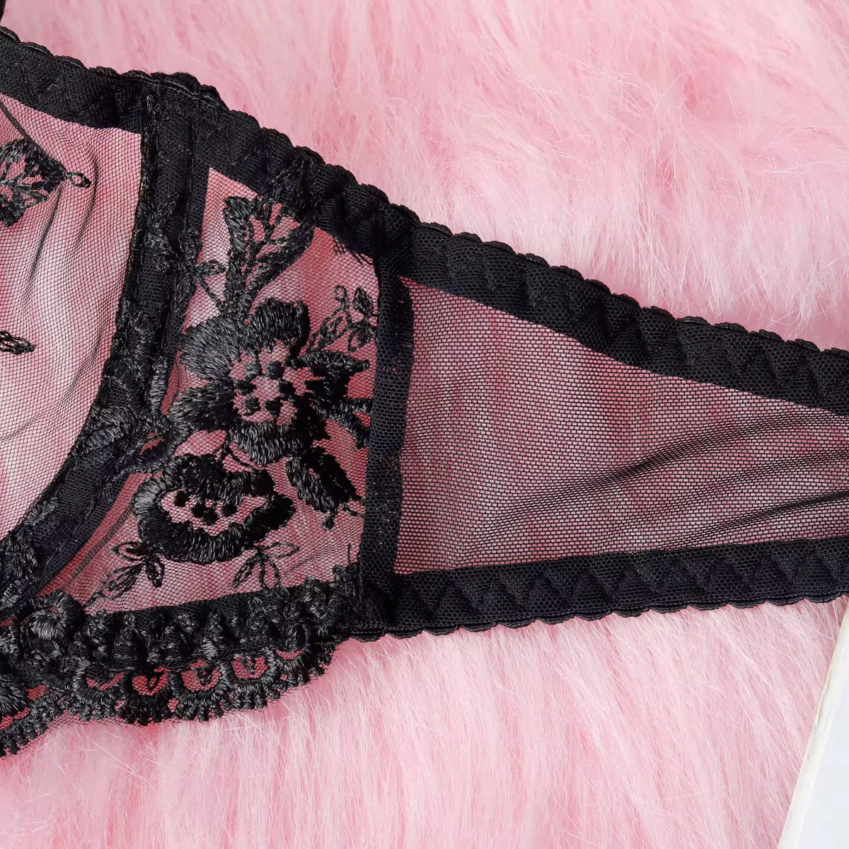 Lingerie Black Secret – Renda Floral com Strappy e Cinta-Liga