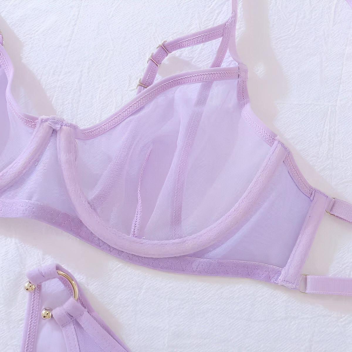 Lingerie Lilás com Recortes Modernos – Delicadeza com design autêntico