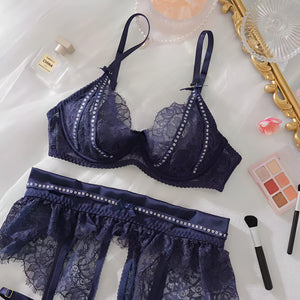 Lingerie Azul Noite com Cinta-Liga – Brilho e mistério em um só visual
