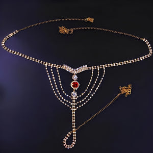 Calcinha Luxo com Correntes de Strass e Pedras Vermelhas - Design Cascata - Coleção Gold