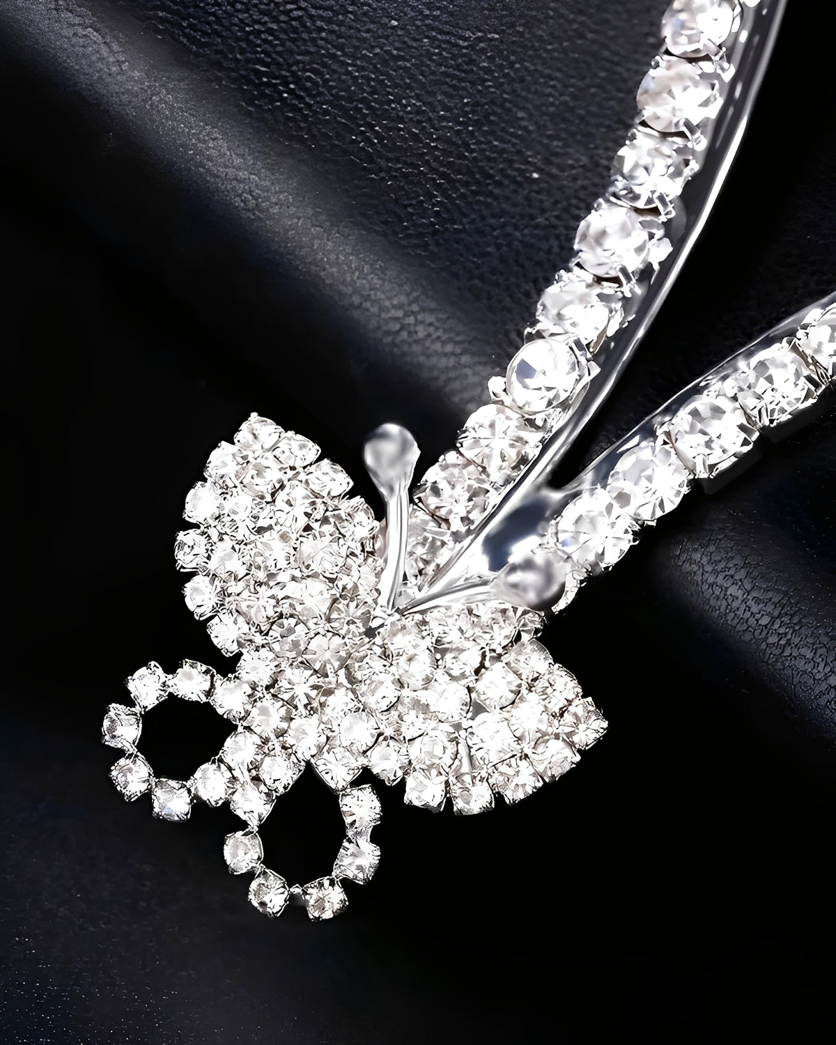 Colar Luxo Prata Feminino com Borboleta em Strass - Acessório Exclusivo e Elegante