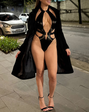 Body preto com recortes e correntes douradas
