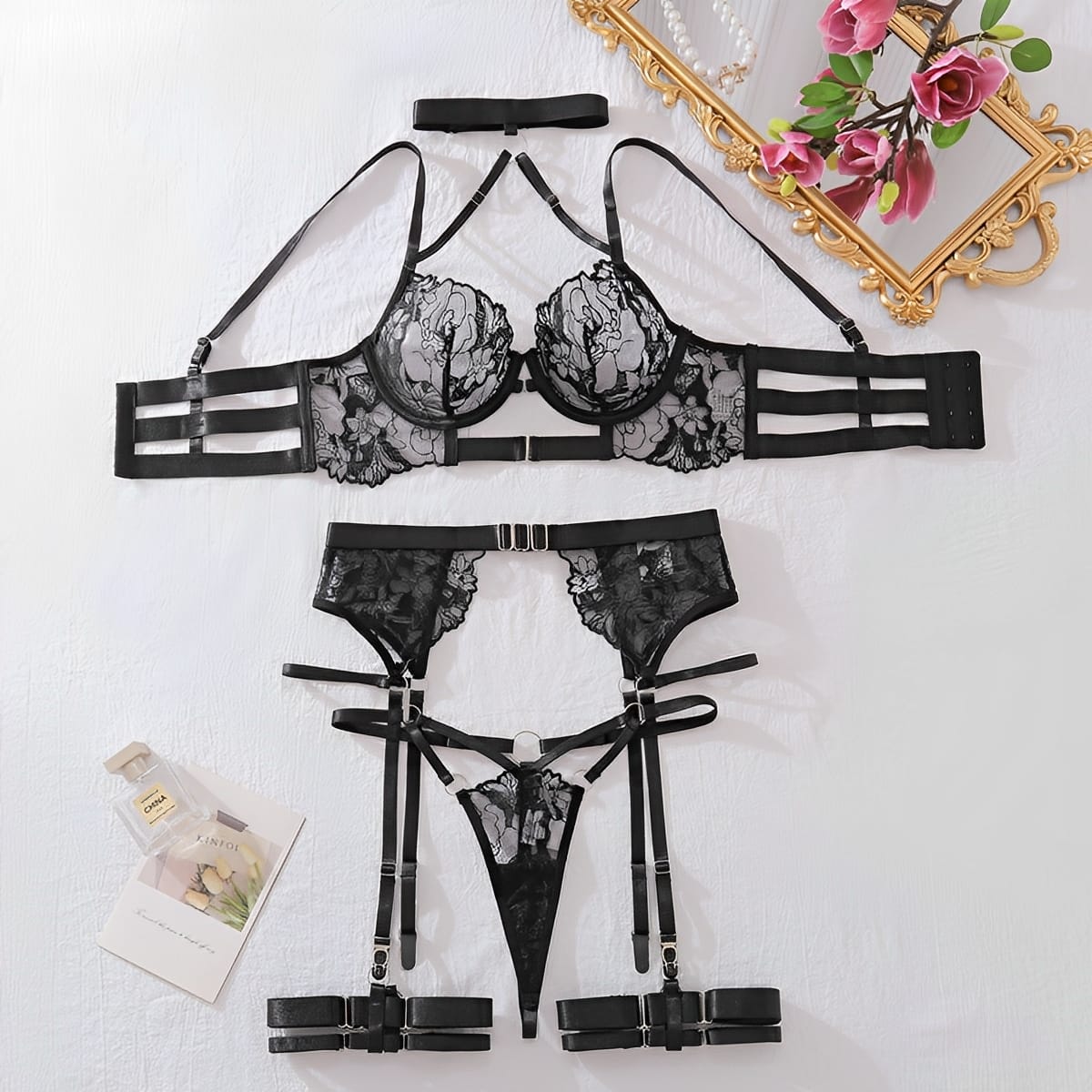Lingerie Preta com Cinta-Liga e Gargantilha
