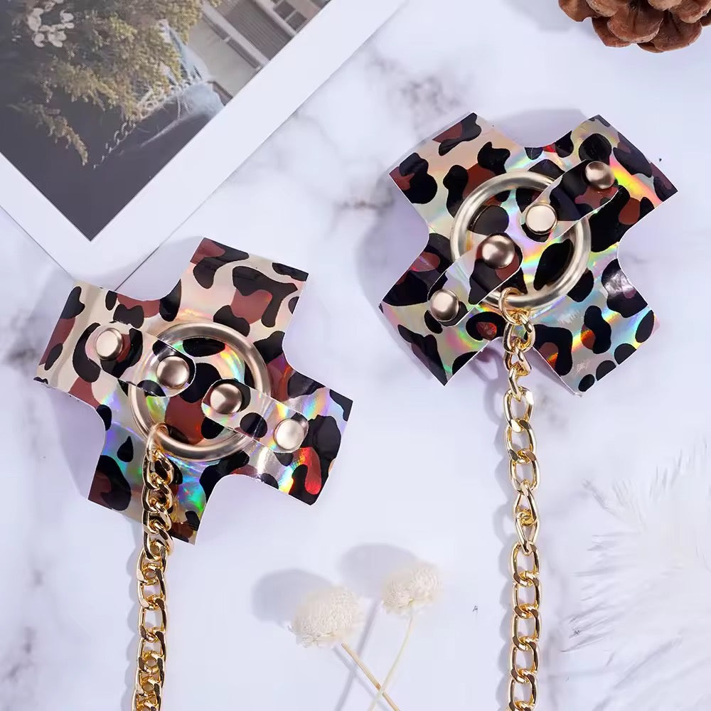 Tapa-Seios Animal Print com Harness e Correntes - Selvagem e Imparável