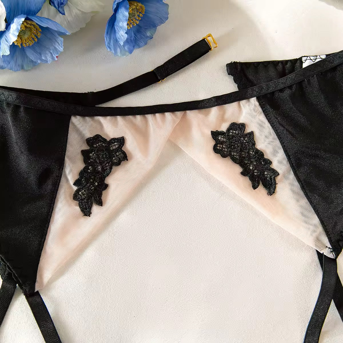 Lingerie Rosé Encanto - Cetim com Bordado Floral e Cinta-Liga