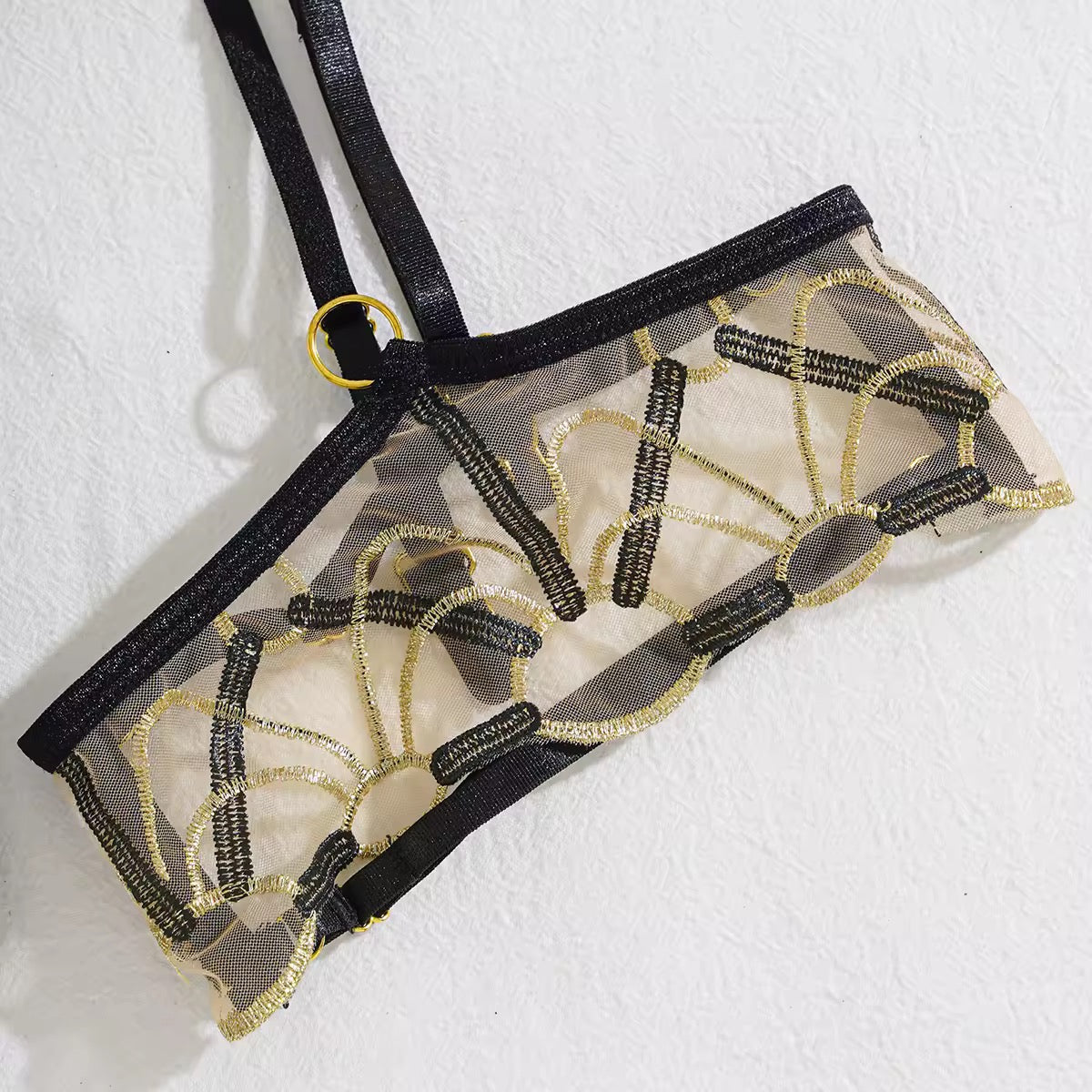 Lingerie Luxo com Correntes Douradas - Um espetáculo de brilho e ousadia