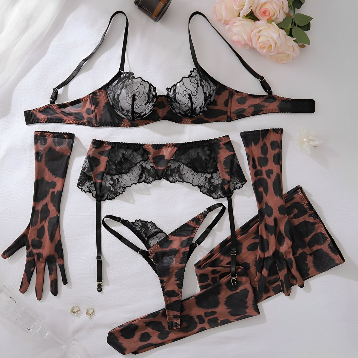 Conjunto Lingerie Animal Print com Renda, Meias e Luvas - Selvagem, Sexy e Sofisticada