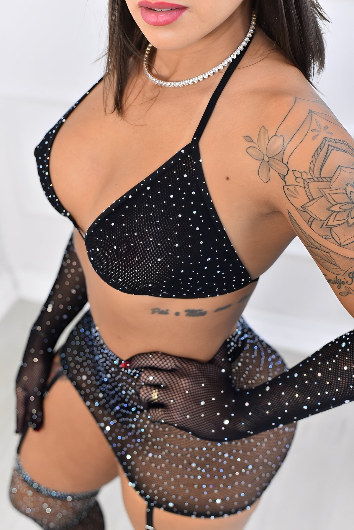 Conjunto Sensual Preto com Brilho e Strass - Inclui Meia 7/8, Top, Calcinha, Saia e Luvas