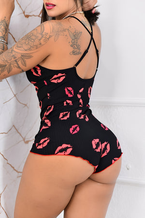 Macaquinho Lingerie Preto Sexy com Estampa de Beijos Vermelhos - P ao GG
