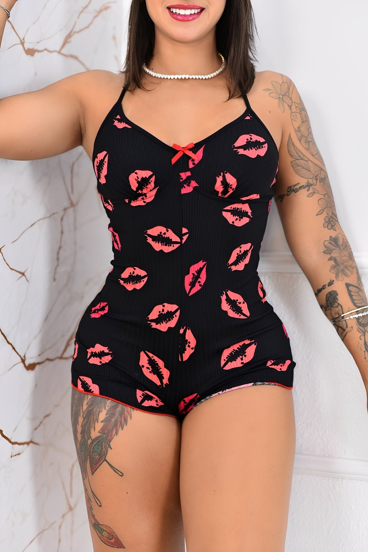 Macaquinho Lingerie Preto Sexy com Estampa de Beijos Vermelhos - P ao GG