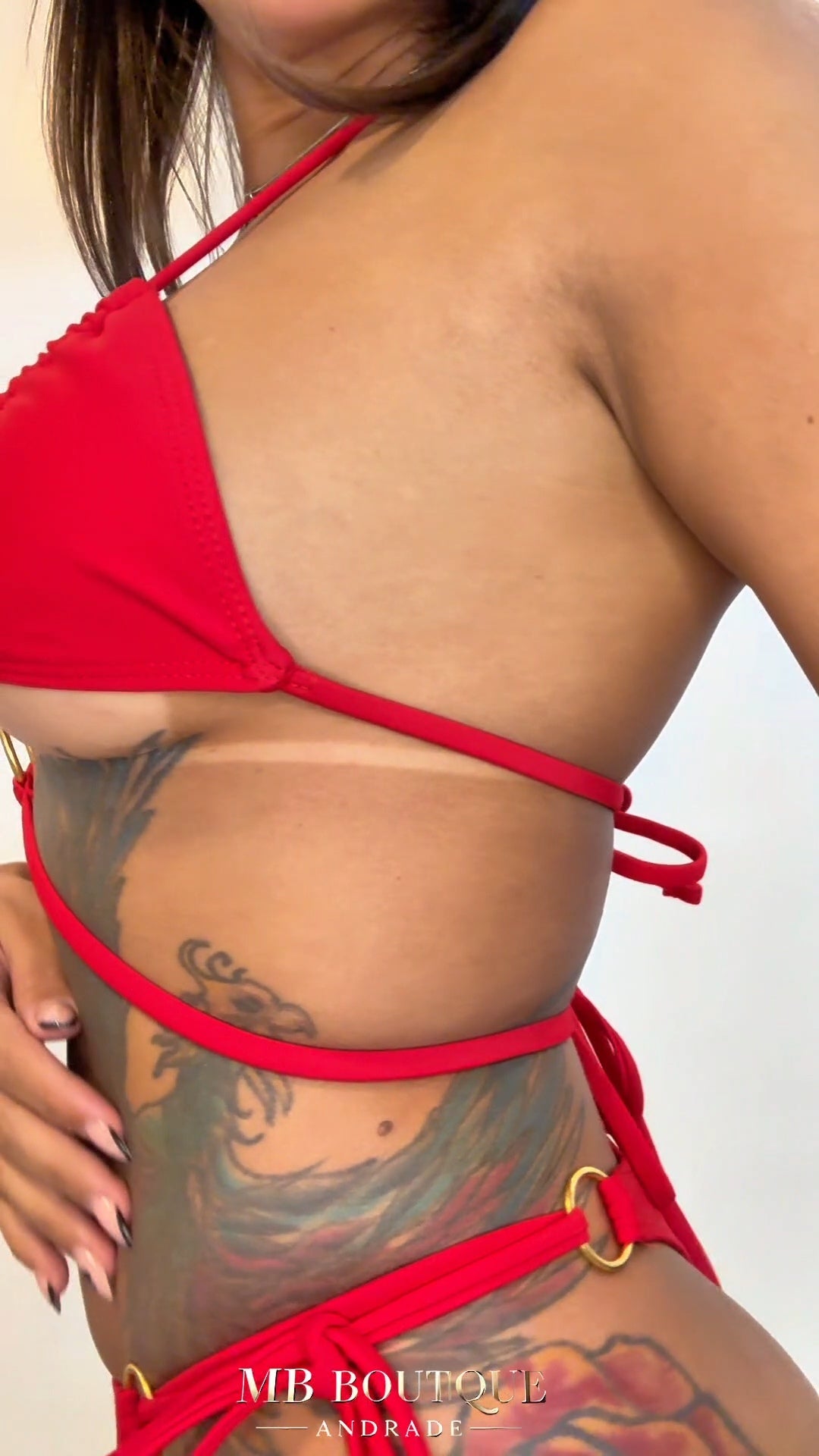 Biquíni Vermelho com Argolas Douradas e Amarrações Laterais
