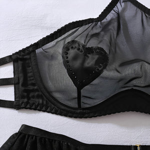 Lingerie Preta com Cinta-Liga e Corações em Tule Transparente