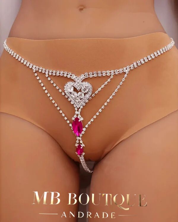 Calcinha Luxo com detalhes em strass rosa (contém regulagem na lateral)