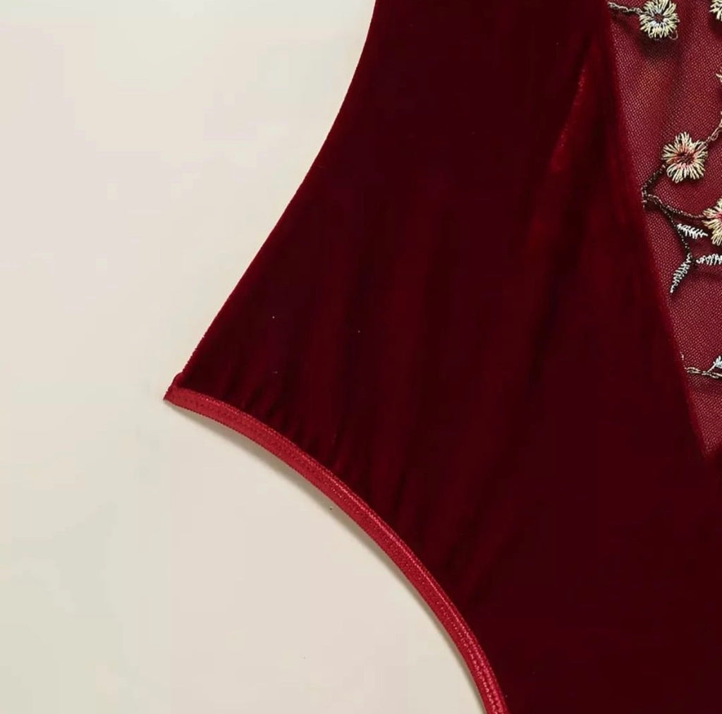 Body de veludo com bordado em flores