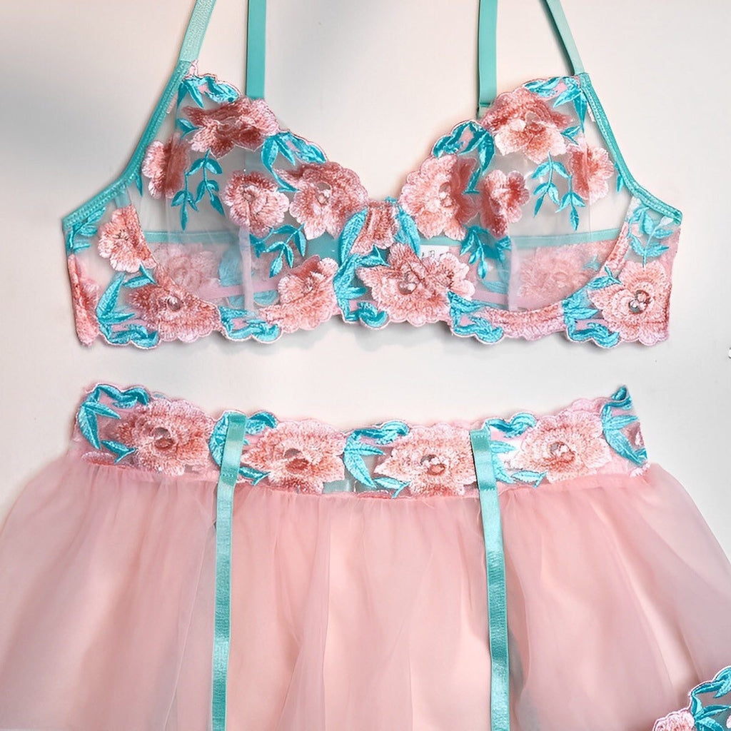 Lingerie bordado em flores com saia