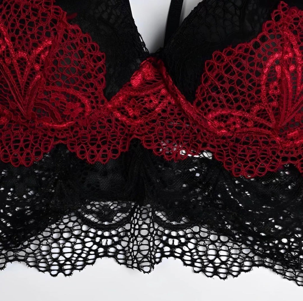 Lingerie com bojo, acompanha saia e luvas de renda