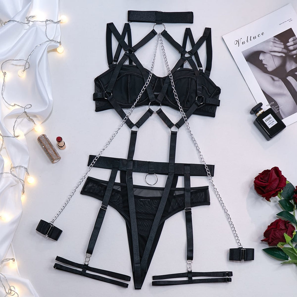 Lingerie com cinta liga, gargantilha e correntes