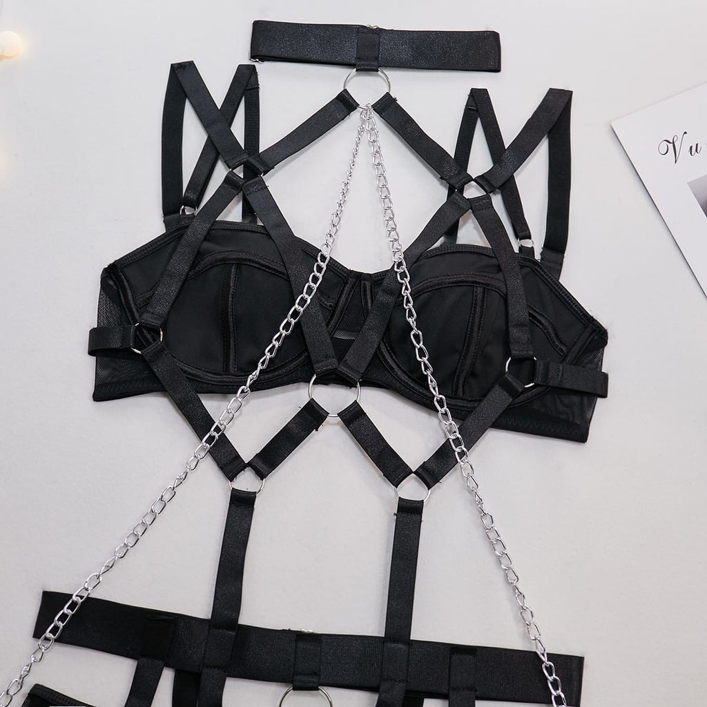 Lingerie com cinta liga, gargantilha e correntes