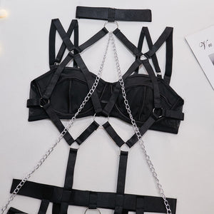 Lingerie com cinta liga, gargantilha e correntes